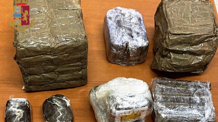 Rione Traiano Sorpreso Con La Droga Arrestato Ottopagine It Napoli