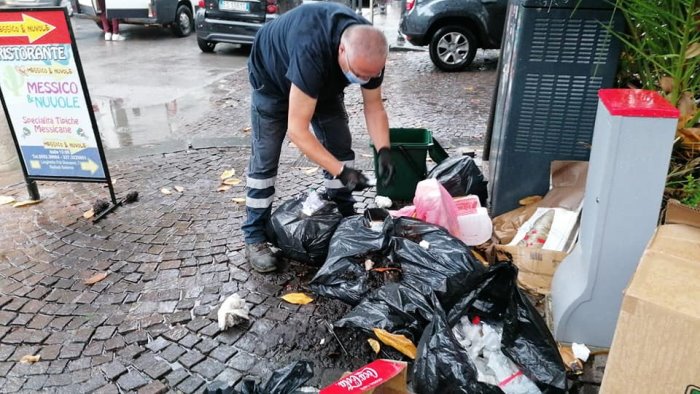 Lotta All Abbandono Dei Rifiuti A Salerno Mini Discarica In Piazza