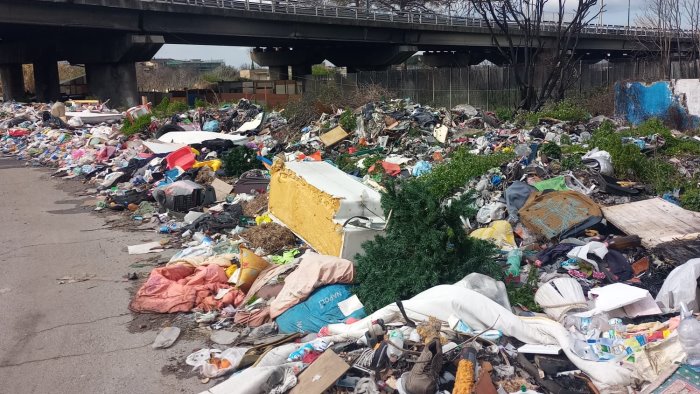 Napoli Tonnellate Di Rifiuti Al Campo Rom Di Scampia Disastro