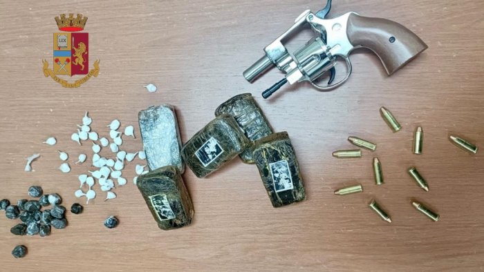 Napoli Scampia Sequestrate Pistola E Droga Ottopagine It Napoli