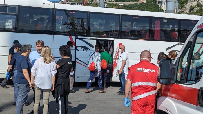 Sbarcata A Salerno La Nave Dei Migranti Bambini Priorit Ai Pi