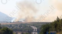 vasto-incendio-alle-porte-della-citta-fumo-intenso-e-vigili-del-fuoco-in-azione