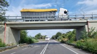 articolo-camion-carico-di-vetro-in-bilico-su-guardrail-traffico-bloccato-sulla