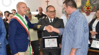 frana-san-felice-comune-consegna-targa-a-vigili-dle-fuoco-e-protezione-civile