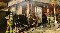 il-vasto-incendio-di-un-deposito-a-san-martino-valle-caudina