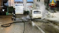 auto-in-fiamme-a-solofra-l-intervento-dei-vigili-del-fuoco