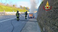 erano-diretti-a-pietrelcina-l-auto-va-a-fuoco-devoti-a-s-pio-salvi-per-miracolo