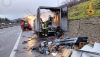 autocarro-prende-fuoco-in-autostrada-l-intervento-dei-vigili-del-fuoco