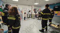 la-sorpresa-di-natale-dei-vigili-del-fuoco-nel-reparto-di-pediatria