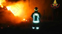 capannone-in-fiamme-ad-andretta-le-operazioni-dei-vigili-del-fuoco