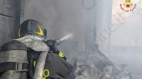 incendio-a-sperone-le-operazioni-dei-vigili-del-fuoco