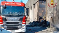 incendio-a-sperone-il-lavoro-interminabile-dei-vigili-del-fuoco