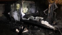 camper-in-fiamme-dinanzi-ad-una-casa-e-giallo