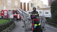 i-vigili-del-fuoco-accompagnano-la-befana-dai-piccoli-pazienti