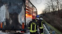 autoarticolato-in-fiamme-in-autostrada-traffico-in-tilt