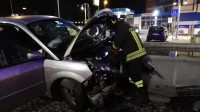 sbanda-con-l-auto-e-finisce-contro-fontana-di-piazza-bissolati