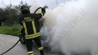 auto-in-fiamme-paura-per-un-automobilista