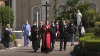 accrocca-porta-in-processione-il-cristo-spezzato