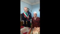 grande-festa-a-tramonti-nonna-viola-spegne-100-candeline