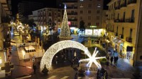 natale-il-salernitano-si-accede-e-in-citta-brillano-i-balconi