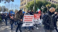 nuova-protesta-dei-lavoratori-a-salerno-adesso-basta