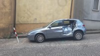 autocarro-senza-conducente-si-schianta-contro-un-auto-in-sosta