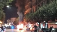 auto-in-fiamme-in-pieno-centro-a-benevento