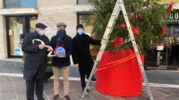 gli-auguri-della-polizia-di-stato-con-sfera-di-natale-posizionata-lungo-il-corso