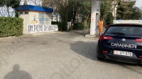 caro-benzina-striscione-e-finte-sacche-di-sangue-affisse-in-un-distributore