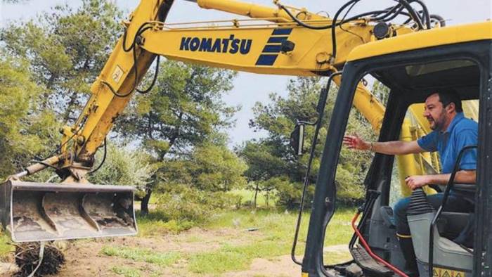 il bullo con la ruspa sconfitto dalla bambina rom