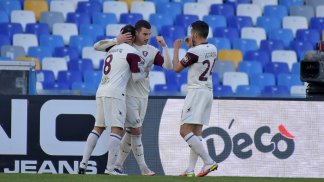 VIDEO. Salernitana, accoglienza da brividi: un chilometro illuminato di  granata -  Salerno