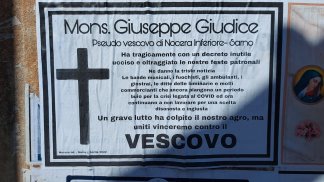 il-vescovo-vieta-le-processioni-nell-agro-spuntano-manifesti-funebri