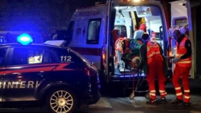 sbanda con l auto e finisce contro due pali dell illuminazione