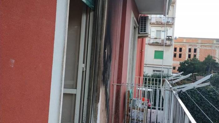 lanciano petardo in abitazione a fuoco un balcone a cava