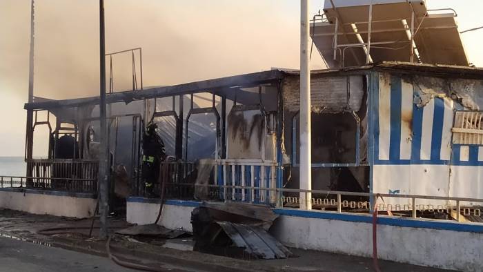 disastroso incendio in litoranea maxi colonna di fumo nero