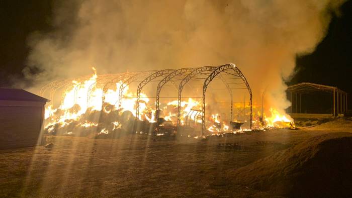 incendio ad ariano capannoni distrutti dalle fiamme