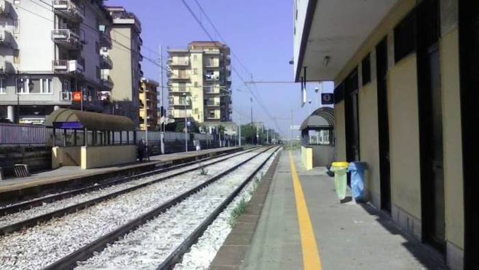 attraversa i binari e viene investito dal treno illeso