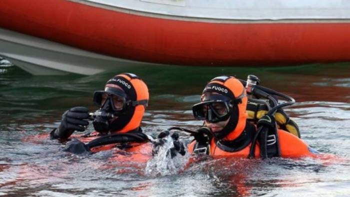 nel laghetto sotterraneo auto e rifiuti vigili in azione