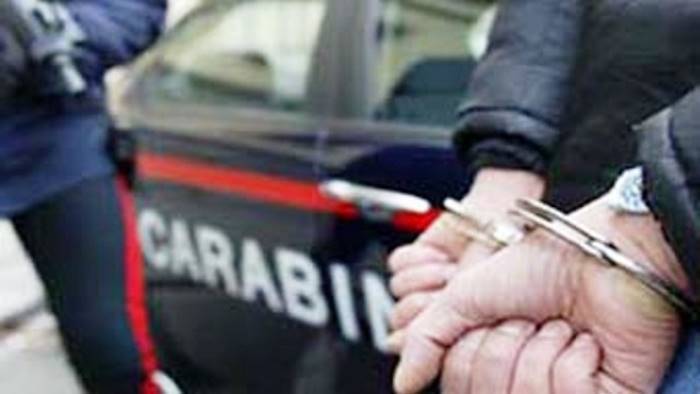 offrono 200 euro ai carabinieri per evitare multa arrestati