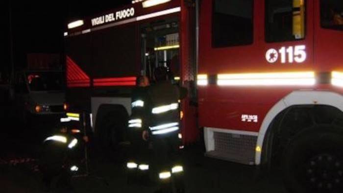 box in fiamme a monte san giacomo in azione i caschi rossi