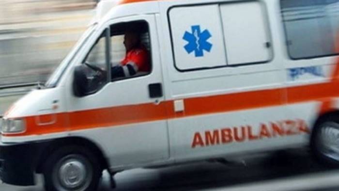 anziano cade dal balcone di casa e muore