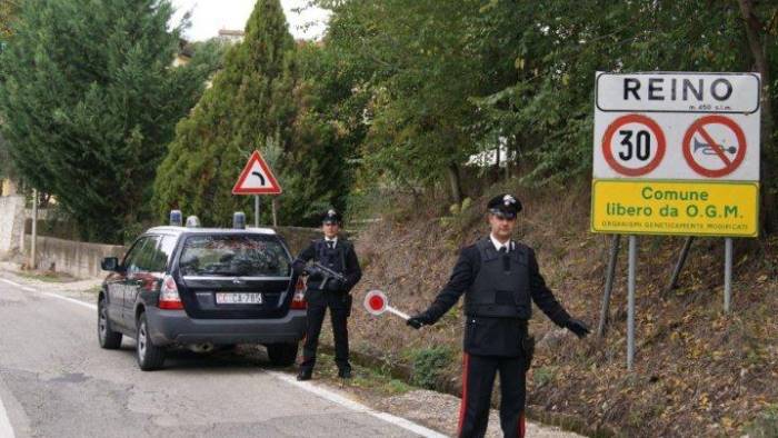 si avvicina alla ex e le prende il telefono arrestato