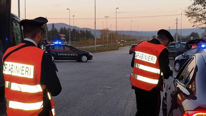 in auto con un coltello a serramanico 40enne nei guai