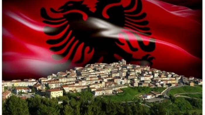 terremoto in albania cena di beneficenza a greci