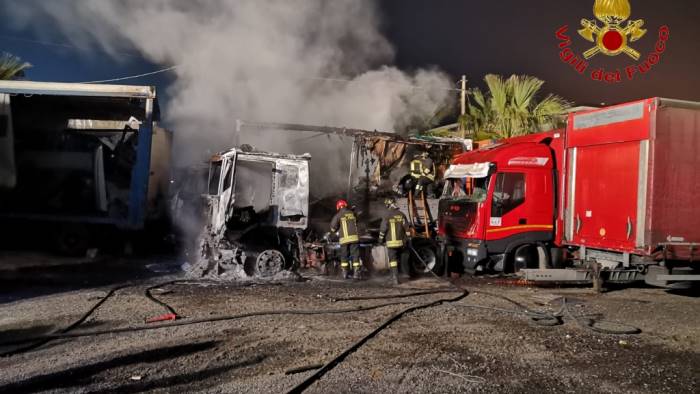 in fiamme deposito di camion a montoro