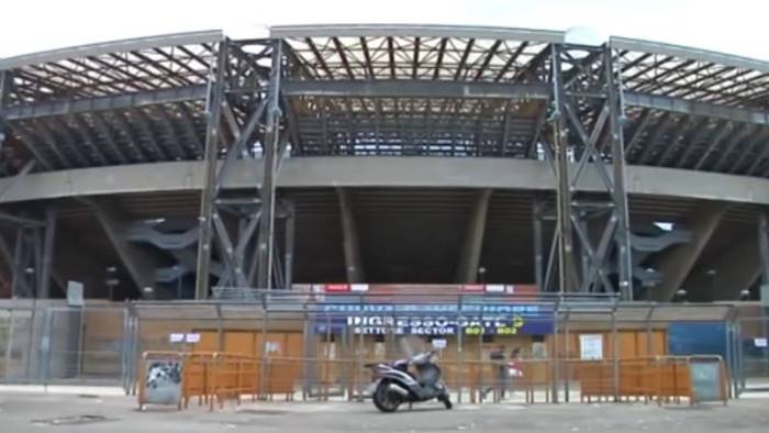 si riprende mentre fa saltare in aria cartelli dello stadio