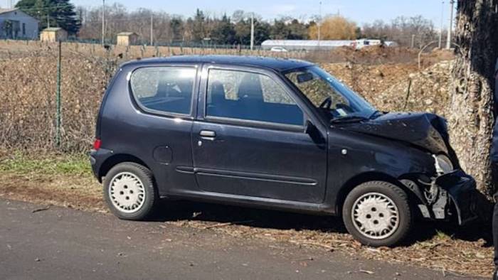 monteforte auto contro albero muore una donna