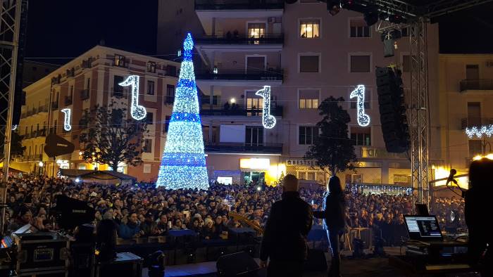 video anna tatangelo infiamma la piazza di agropoli