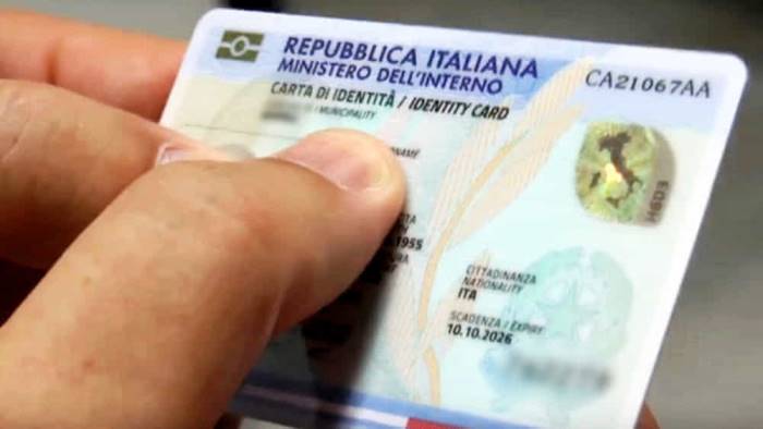 diamo massimo 24 carte identita al giorno protesta al comune