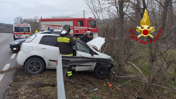 auto fuori strada sull ofantina 30enne in ospedale